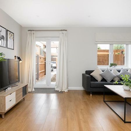 Turtle And Rabbit - Comfortable And Spacious Houses Slough Bagian luar foto