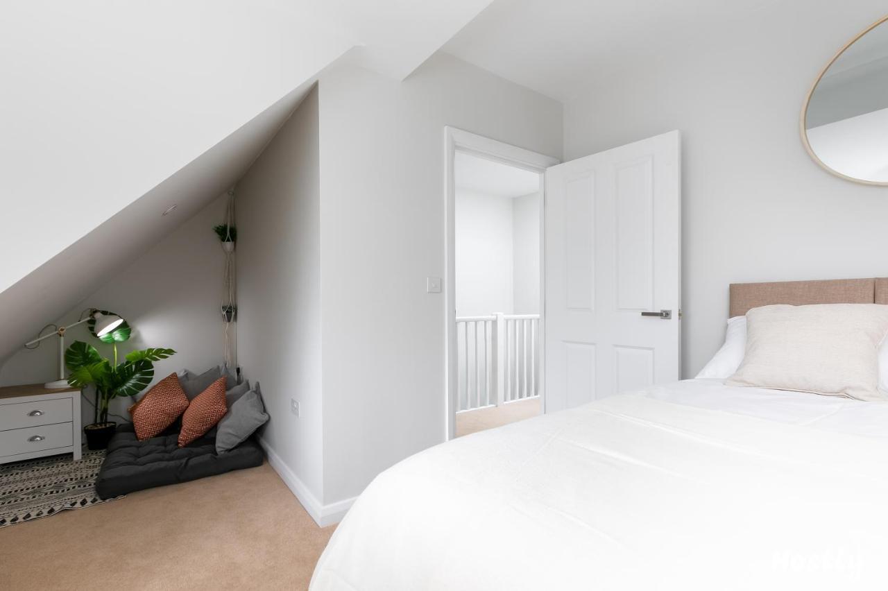 Turtle And Rabbit - Comfortable And Spacious Houses Slough Bagian luar foto
