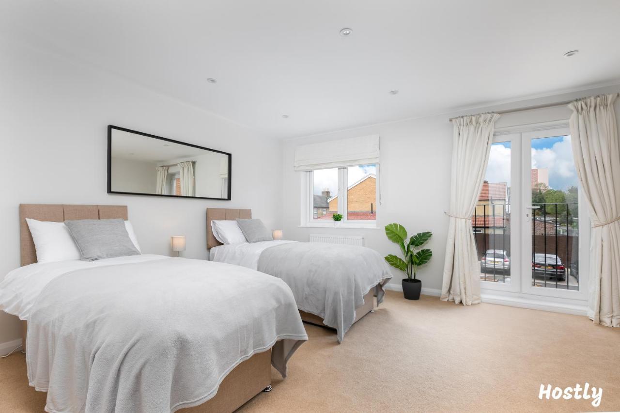 Turtle And Rabbit - Comfortable And Spacious Houses Slough Bagian luar foto