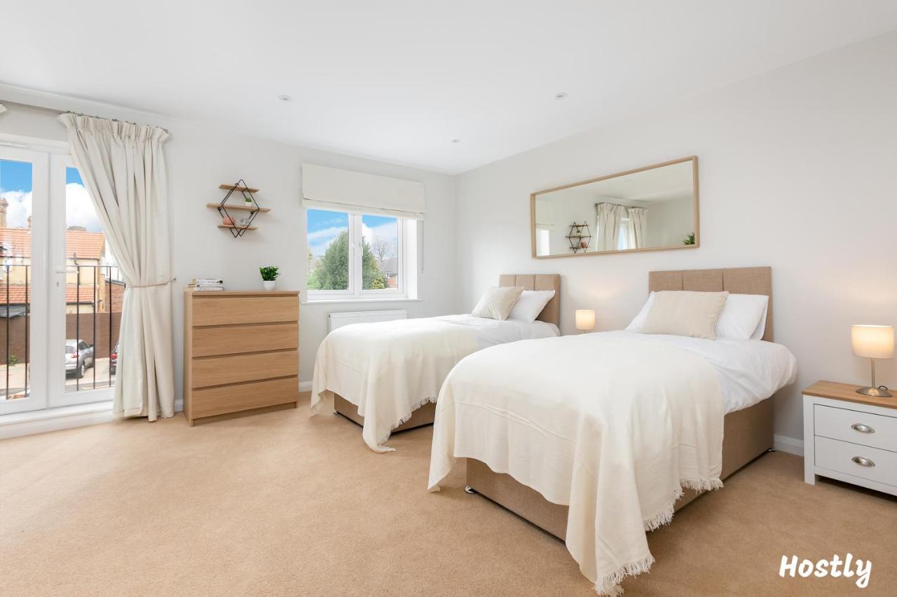 Turtle And Rabbit - Comfortable And Spacious Houses Slough Bagian luar foto