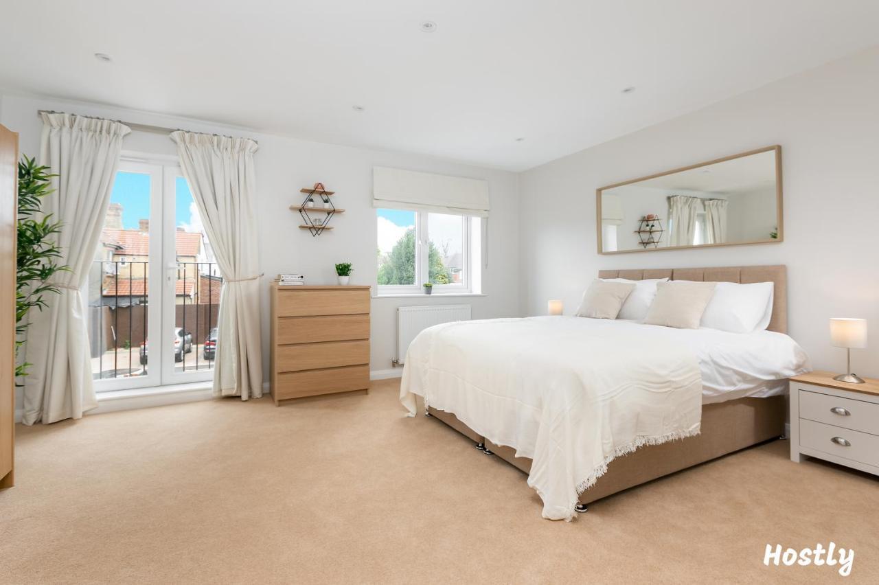 Turtle And Rabbit - Comfortable And Spacious Houses Slough Bagian luar foto