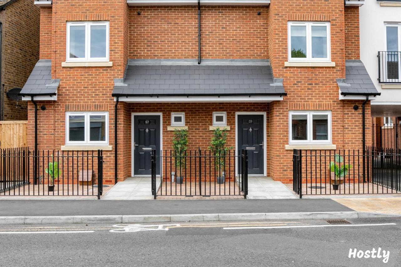 Turtle And Rabbit - Comfortable And Spacious Houses Slough Bagian luar foto