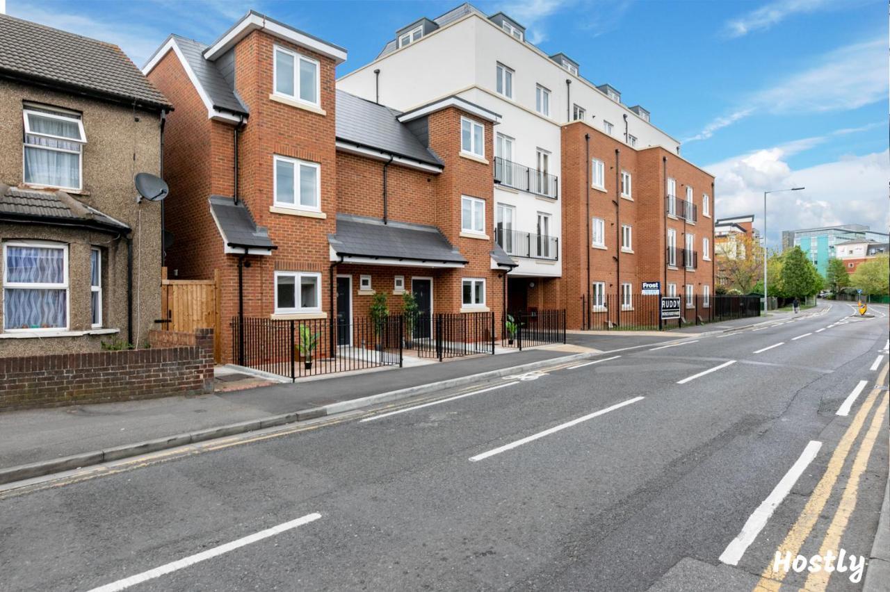 Turtle And Rabbit - Comfortable And Spacious Houses Slough Bagian luar foto
