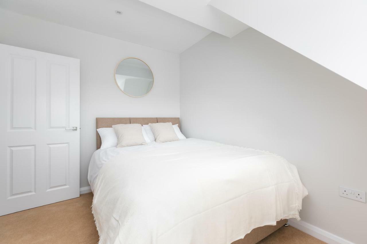 Turtle And Rabbit - Comfortable And Spacious Houses Slough Bagian luar foto