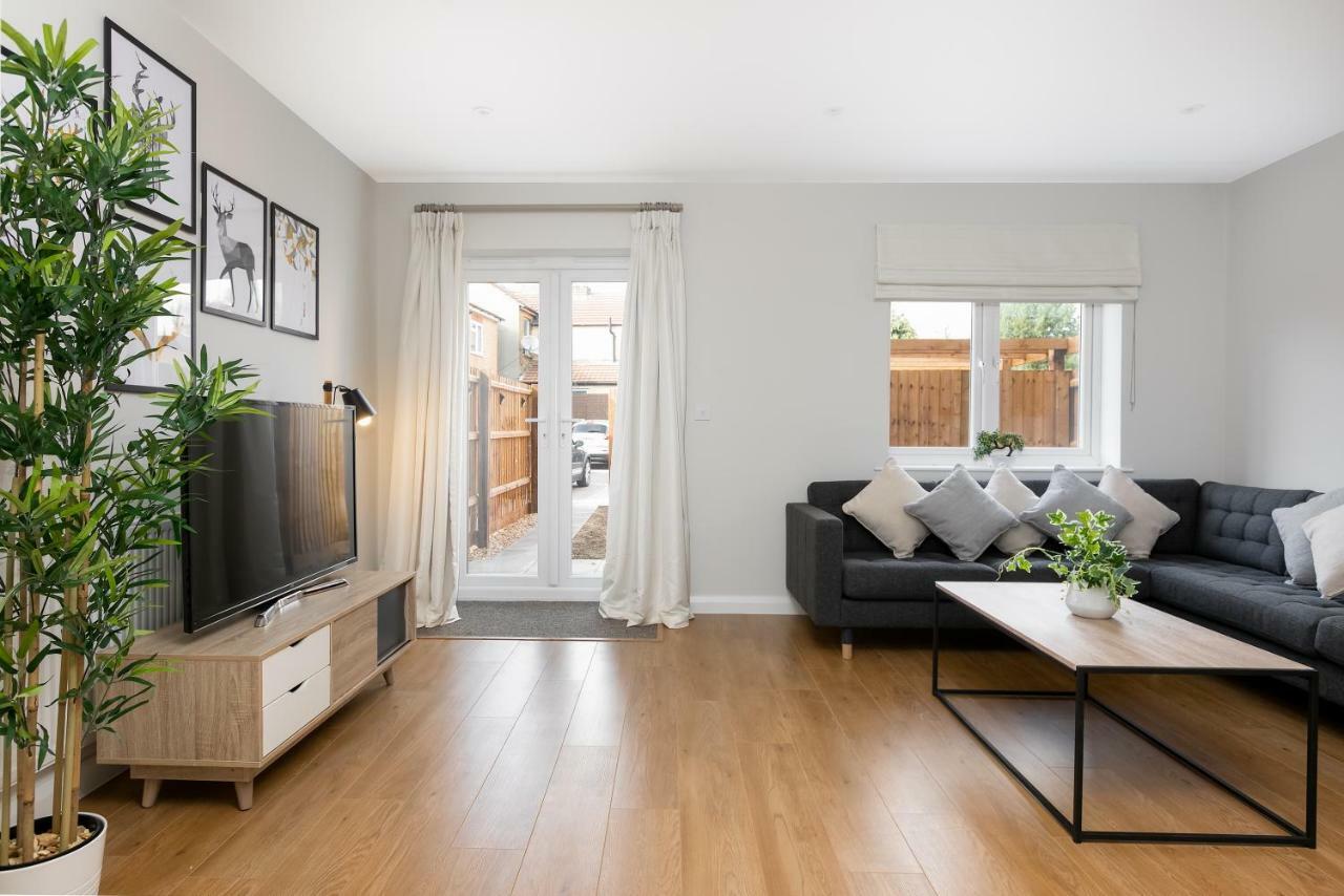 Turtle And Rabbit - Comfortable And Spacious Houses Slough Bagian luar foto